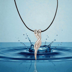 Κολιέ γούρι 2026 με αγκαλιά σε χρώμα ασημένιο σε κορδόνι μαύρο μακρύ με  αυξομείωση 