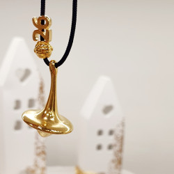 Κολιέ γούρι 2026 με σβούρα σε χρώμα χρυσό σε κορδόνι  μαύρο  μακρύ με αυξομείωση