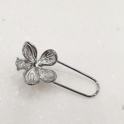 Καρφίτσα λουλούδι σε ασημένιο χρώμα από ατσάλι 316L με ζιργκόν 