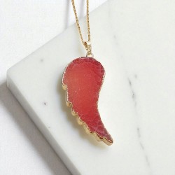 Κολιέ φτερό από αχάτη κόκκινο με μακρυά αλυσίδα από ατσάλι 316L σε χρώμα χρυσό 