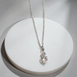 Κολιέ διπλής καρδιάς από λευκό ζιργκόν με ατσάλινη αλυσίδα σε ασημένιο χρώμα 