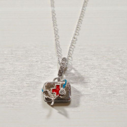 Κολιέ "πρώτες βοήθειες" με ατσάλινη αλυσίδα σε ασημένιο χρώμα 