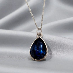 Κολιέ σταγόνα σε χρώμα μπλε με ατσάλινη αλυσίδα σε ασημένιο χρώμα 