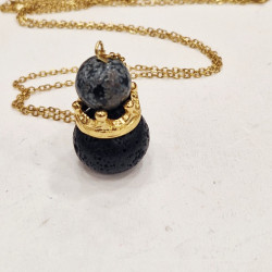 Κολιέ "crown black"  με λάβα μαύρη και οψειδιανό με χρυσή αλυσίδα από ατσάλι 316L