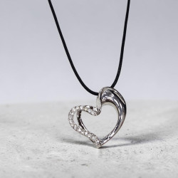 Κολιέ "heart" σε ασημένιο χρώμα με στρας λευκά με κορδόνι μαύρο και αυξομείωση στο κούμπωμα