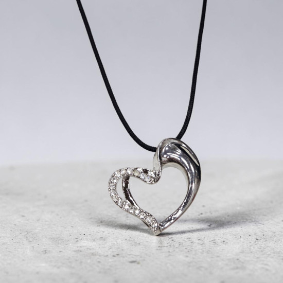 Κολιέ "heart" σε ασημένιο χρώμα με στρας λευκά με κορδόνι μαύρο και αυξομείωση στο κούμπωμα