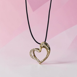 Κολιέ "heart" σε χρυσό χρώμα με στρας λευκά με κορδόνι μαύρο και αυξομείωση στο κούμπωμα