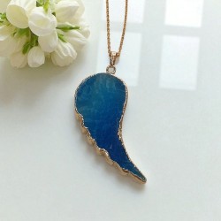 Κολιέ φτερό από αχάτη μπλε με μακρυά αλυσίδα από ατσάλι 316L σε χρώμα χρυσό 