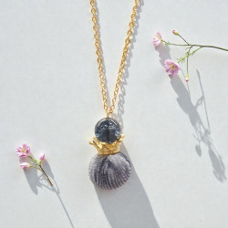 Κολιέ μακρύ με κορώνα  με γκρι σχεδιαστικά λεπτομέρειες και αλυσίδα από ατσάλι 316L σε χρυσό χρώμα 