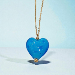 Κολιέ μακρύ με καρδιά από murano σε χρώμα τυρκουάζ με λεπτομέρεια στο σχέδιο και αλυσίδα από ατσάλι 316L σε χρυσό χρώμα 