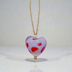 Κολιέ μακρύ με καρδιά από murano σε χρώμα λιλά με λεπτομέρεια στο σχέδιο και αλυσίδα από ατσάλι 316L σε χρυσό χρώμα 