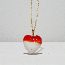 Κολιέ μακρύ με καρδιά από murano σε χρώμα κόκκινη με άσπρο με λεπτομέρεια στο σχέδιο και αλυσίδα από ατσάλι 316L σε χρυσό χρώμα 