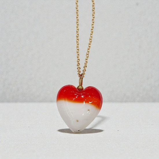 Κολιέ μακρύ με καρδιά από murano σε χρώμα κόκκινη με άσπρο με λεπτομέρεια στο σχέδιο και αλυσίδα από ατσάλι 316L σε χρυσό χρώμα 