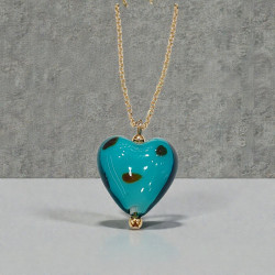 Κολιέ μακρύ με καρδιά από murano σε χρώμα πετρόλ με λεπτομέρεια στο σχέδιο και αλυσίδα από ατσάλι 316L σε χρυσό χρώμα 