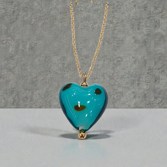 Κολιέ μακρύ με καρδιά από murano σε χρώμα πετρόλ με λεπτομέρεια στο σχέδιο και αλυσίδα από ατσάλι 316L σε χρυσό χρώμα 