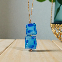 Κολιέ μακρύ με πέτρα τετράγωνη από murano σε χρώμα τυρκουάζ με λεπτομέρεια στο σχέδιο και αλυσίδα από ατσάλι 316L σε χρυσό χρώμα 