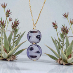 Κολιέ μακρύ με πέτρα στρογγυλή από murano σε χρώμα λιλά με λεπτομέρεια στο σχέδιο και αλυσίδα από ατσάλι 316L σε χρυσό χρώμα 