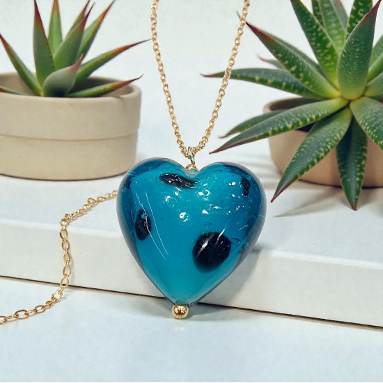 Κολιέ μακρύ με καρδιά από murano σε χρώμα πετρόλ με λεπτομέρεια στο σχέδιο και αλυσίδα από ατσάλι 316L σε χρυσό χρώμα 