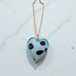 Κολιέ μακρύ με καρδιά από murano σε χρώμα βεραμάν με λεπτομέρεια στο σχέδιο και αλυσίδα από ατσάλι 316L σε χρυσό χρώμα 