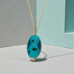 Κολιέ μακρύ με πέτρα από murano σε χρώμα πετρόλ με λεπτομέρεια στο σχέδιο και αλυσίδα από ατσάλι 316L σε χρυσό χρώμα 