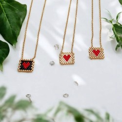 Κολιέ καρδιά με χάντρες miyuki σε χρώμα κόκκινη καρδιά και λευκό φόντο με αλυσίδα από ατσάλι L316