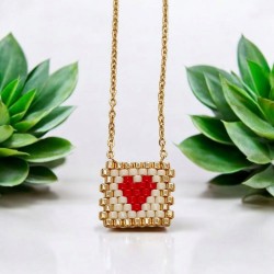 Κολιέ καρδιά με χάντρες miyuki σε χρώμα κόκκινη καρδιά και λευκό φόντο με αλυσίδα από ατσάλι L316