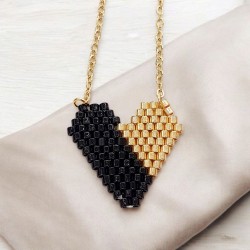 Κολιέ καρδιά δίχρωμη με χάντρες miyuki σε χρώμα μαύρο και χρυσό 