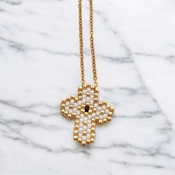 Κολιέ σταυρός με χάντρες miyuki  σε χρώμα λευκό και περίγραμμα σε χρυσό με αλυσίδα από ατσάλι L316