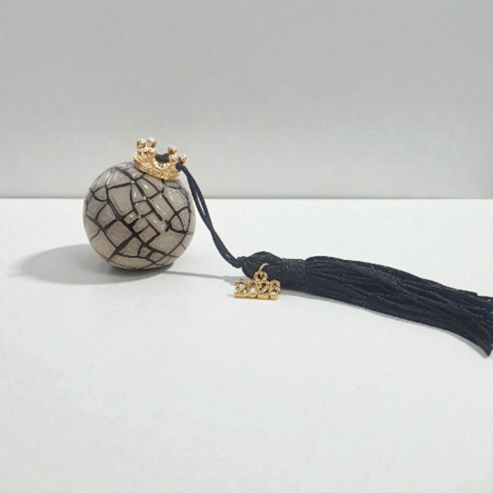 Διακοσμητικό γούρι 2026 ρόδι σε χρώμα κρακελέ γκρι με μαύρη φούντα 