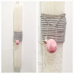 Λαμπάδα αρωματική με δώρο κεραμικό κολιέ αυγό σε ροζ χρώμα και κορώνα  