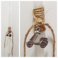 Λαμπάδα αρωματική με δώρο διακοσμητικό μεταλλικό στοιχείο βέσπα 