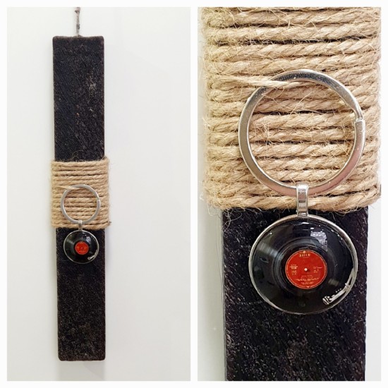 Λαμπάδα αρωματική με δώρο μπρελόκ δίσκος 