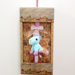 Λαμπάδα αρωματική με δώρο μπρελόκ μονόκερος λούτρινος γαλάζιος