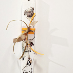 Λαμπάδα αρωματική με τύπωμα και μπρελόκ σκυλάκι κόκκαλο 04