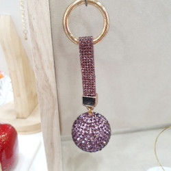 Μπρελόκ μπάλα σε σάπιο μήλο