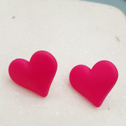 Γυναικεία Σκουλαρίκια καρδιές φούξια ματ με ατσάλινο καρφάκι 
