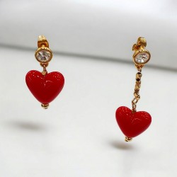 Γυναικεία Σκουλαρίκια καρδιές με glitter κόκκινες με αλυσίδα σε χρυσό χρώμα και λεπτομέρεια στο κούμπωμα 