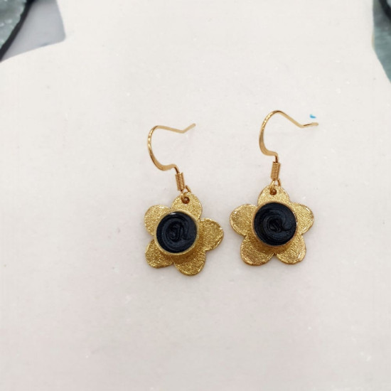 Σκουλαρίκια κρεμαστά μαργαρίτα με σμάλτο μαύρο