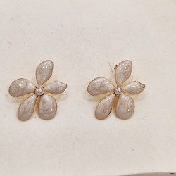 Σκουλαρίκια  "mother of pearl "σε σχήμα λουλουδιού σε ιριδίζουσα απόχρωση μπεζ 