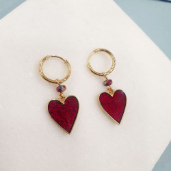 Σκουλαρίκια καρδιές με σμάλτο μπορντό από ατσάλι 316L σε χρυσό χρώμα με κρικάκι και λεπτομέρεια μπορντό κρύσταλλο 