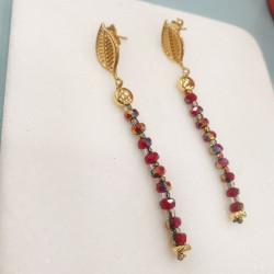 Σκουλαρίκια από ατσάλι 316L σε χρυσό χρώμα με φύλλο και κρύσταλλα μπορντό 