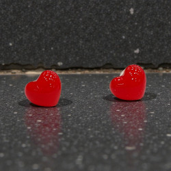 Σκουλαρίκια καρδιές κόκκινες πάνω στο αυτί 