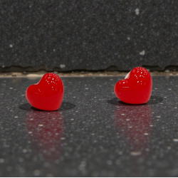 Σκουλαρίκια καρδιές κόκκινες πάνω στο αυτί 