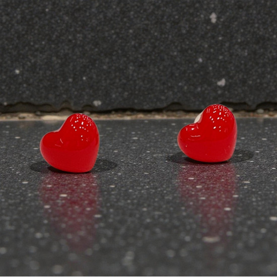 Σκουλαρίκια καρδιές κόκκινες πάνω στο αυτί 