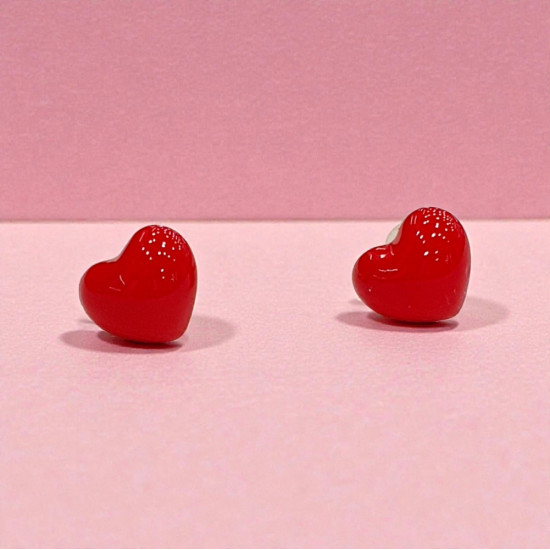 Σκουλαρίκια καρδιές κόκκινες πάνω στο αυτί 