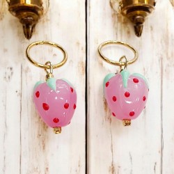 Σκουλαρίκια φραουλίτσες από φυσιτό γυαλί με κρικάκια από ατσάλι  L316 σε χρυσό χρώμα 