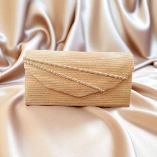 Γυναικεία τσάντα φάκελος από χρυσό μεταλλιζέ ύφασμα και ιδιαίτερο σχέδιο