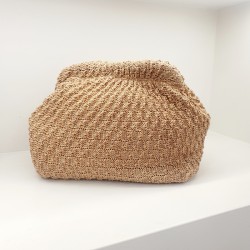 Τσαντάκι πλεκτό χειροποίητο στο χρώμα της άμμου με αλυσίδα 