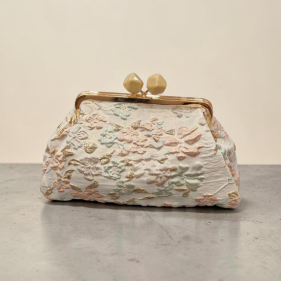 Τσάντα clutch με κέντημα σε χρώμα μπεζ βάση με σομών και βεραμάν ντεσέν