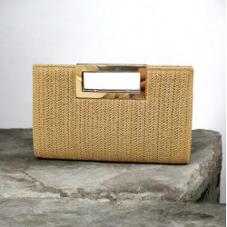 Τσάντα clutch από ψάθα μπεζ με λεπτομέρεια χρυσή στο χέρι με αλυσίδα 
